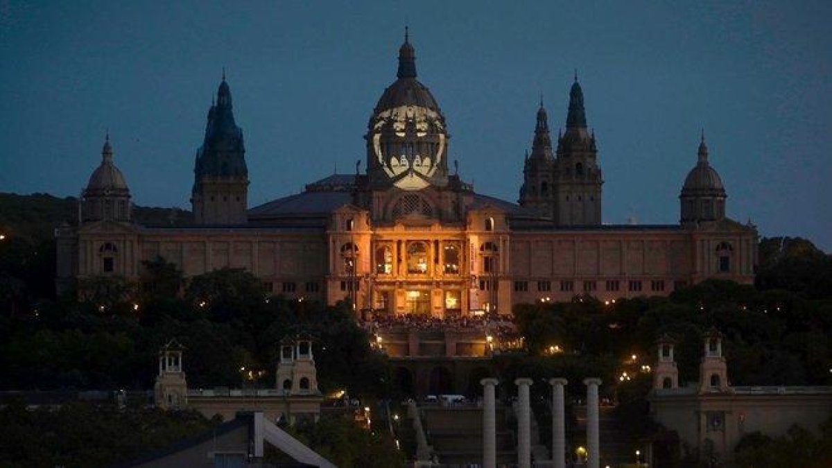 La señal de Batman, proyectada sobre la cúpula principal del Museo Nacional de Arte de Catalulña.-JORDI COTRINA