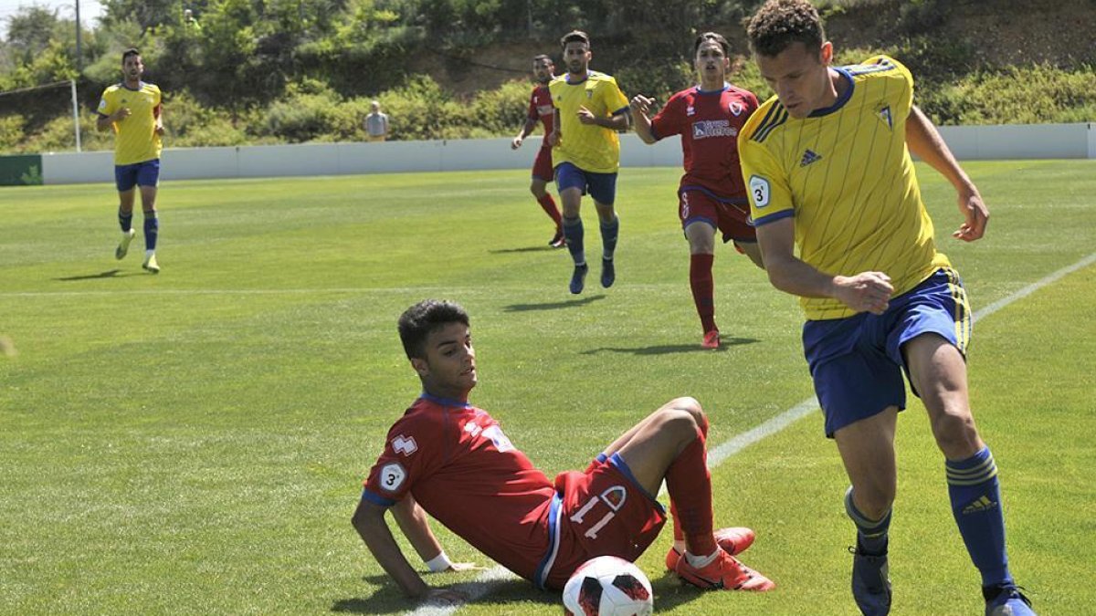 Moha en un lance del partido del domingo pasado ante el Cádiz B.-Valentín Guisande