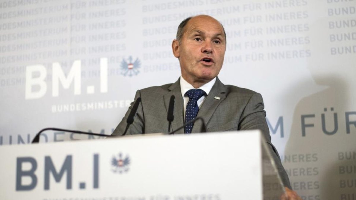 El ministro del Interior de Austria, Wolfgang Sobotka, anuncia el aplazamiento de la repetición de las elecciones presidenciales.-CHRISTIAN BRUNA / EFE