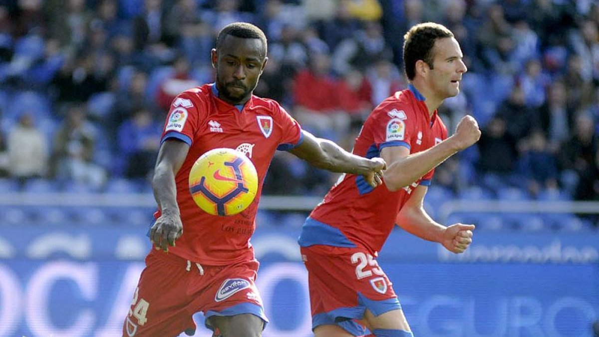 Diamanka y Viguera celebran el segundo gol del Numancia en Riazor frente al Deportivo.-AREA 11