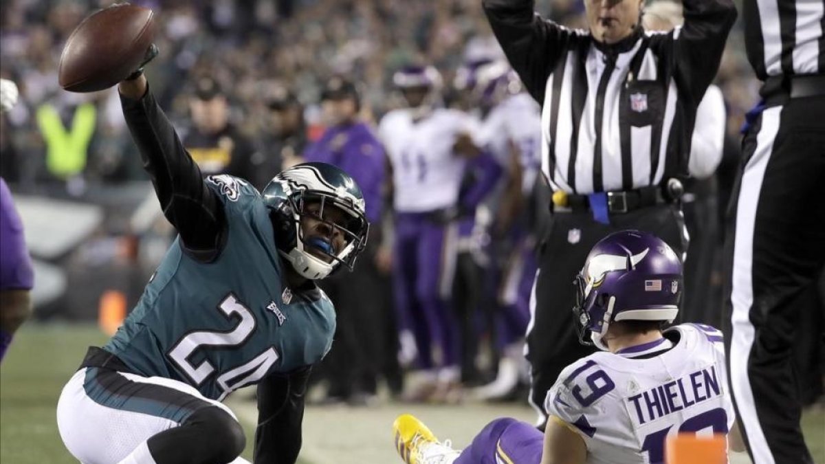 Corey Graham de los Eagles después de interceptarle un balón a Adam Thielen de los Minnesota Vikings-MATT SLOCUM