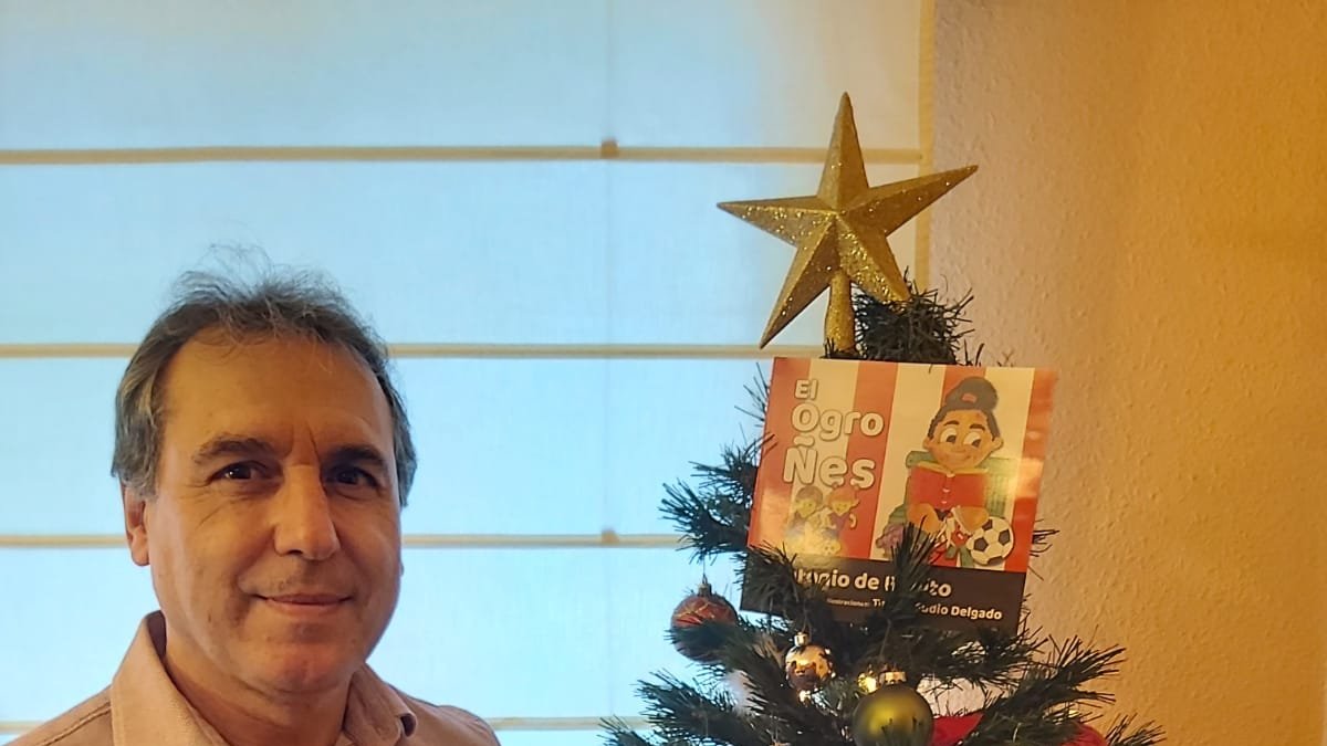 El escritor soriano Antonio de Benito posando con los libros que ha publicado en 2020. Foto: Antonio de Benito