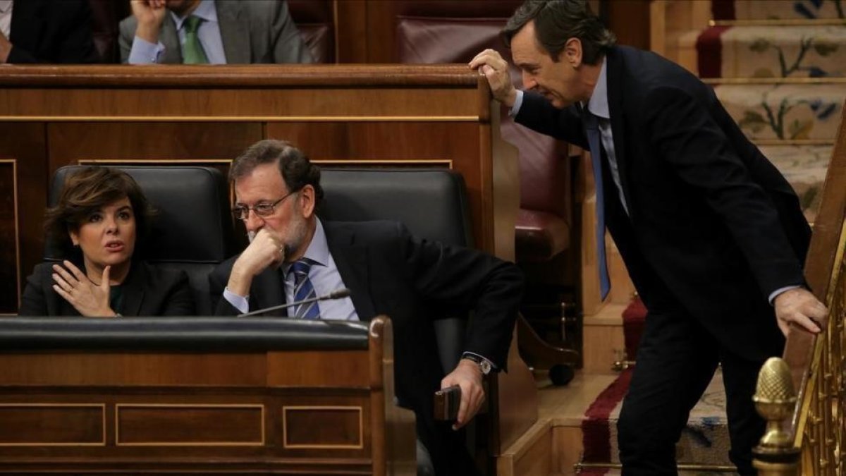 Rajoy conversa con Sáenz de Santamaría y Hernando durante la sesión de control.-JOSÉ LUIS ROCA