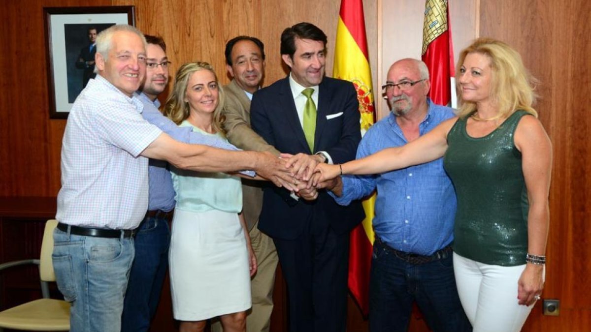 Representantes municipales de Yanguas, Salduero, Noviercas, Navalcaballo y Almarza estrechan las manos con López y Suárez-Quiñones.-ÁLVARO MARTÍNEZ