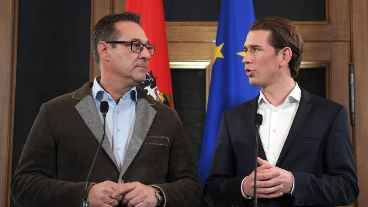 El democristiano austriaco Sebastian Kurz (derecha) y el ultraderechista Heinz-Christian Strache, el 15 de diciembre del 2017, en Viena.-AFP / ROLAND SCHLAGER