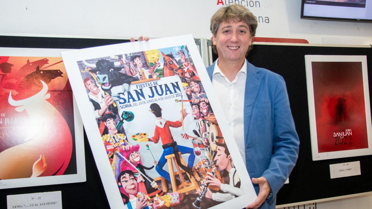 El alcalde, Carlos Martínez, posa con el cartel ganador tras desvelar el resultado de la votación. GONZALO MONTESEGURO