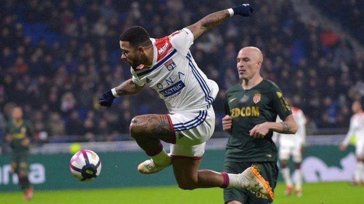 Memphis Depay en una imagen de archivo disputando un partido con el Olympique de Lyon.-ROMAIN LAFABREGUE/ AFP