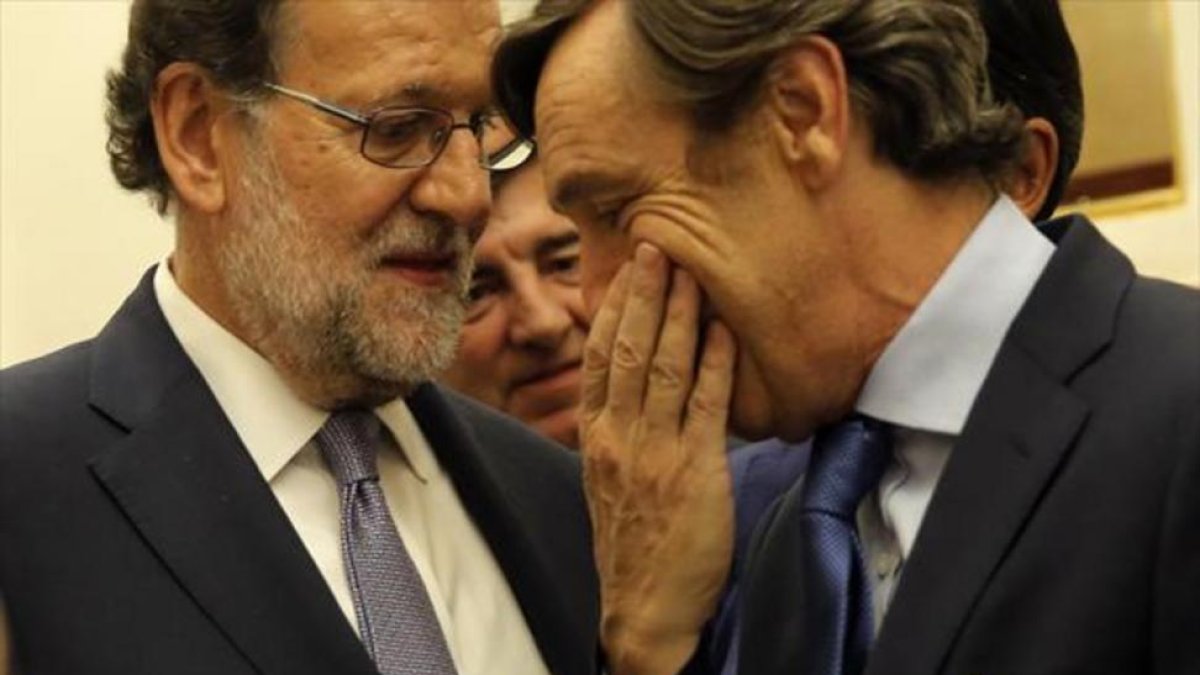 Mariano Rajoy (izquierda) y Rafael Hernando, en el pleno de investidura, en agosto.-JOSÉ LUIS ROCA
