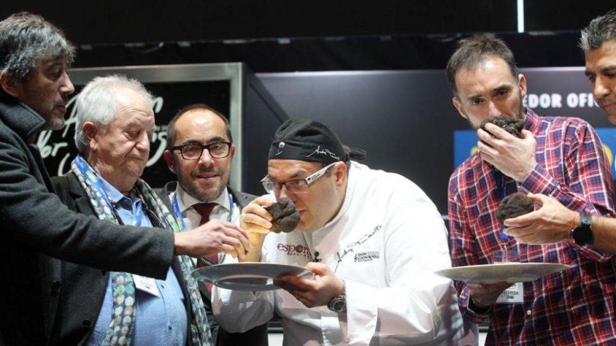 Luis Rey junto al chef Andrea Tubarello y dos de los miembros de la procuctora ATTIC Films que comparten los dos lotes subastados de la trufa negra de Soria, acompañados por los cocineros, Juan María Arzak y Paco Roncero.-HDS