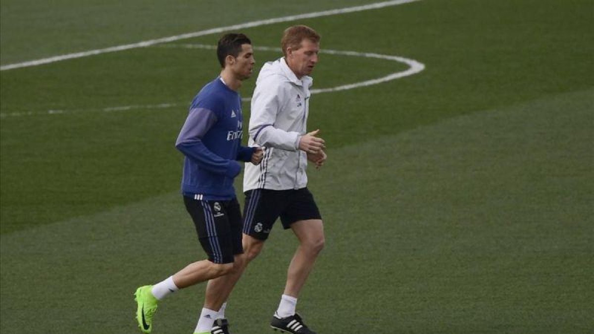 Ronaldo se ha ejercitado este viernes en Valdebebas junto al preparador físico.-AFP / PIERRE-PHILIPPE MARCOU