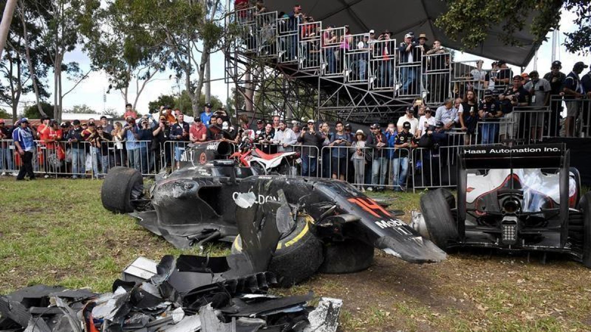 Miembros del servicio de seguridad acumulan los restos de los coches del español Fernando Alonso (izda) y el mexicano Esteban Gutiérrez (dcha) tras su accidente en el Gran Premio de Australia de Fórmula Uno. EFE  Alonso y Gutiérrez fuera, tras un espectac-EFE