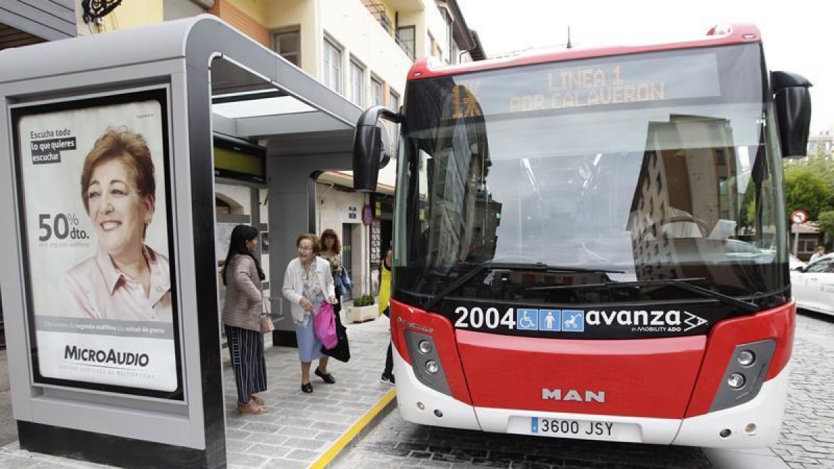 El autobús urbano ayer en Ramón y Cajal-Luis Ángel Tejedor