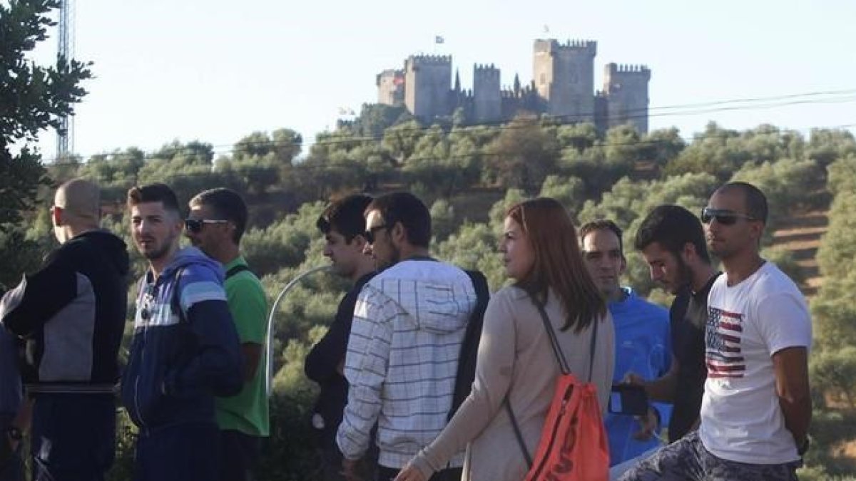 Miles de personas asistieron al 'casting' de 'Juego de tronos', en Almodóvar del Río, localidad cordobesa cuyo castillo (al fondo) será escenario de varias secuencias de la serie.-SALAS