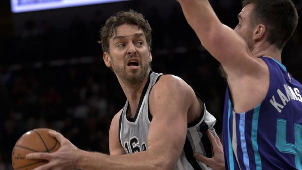Pau Gasol no está seguro de su participación en el Eurobasket. Tras la temporada tomará una decisión.-EFE / WILLIAM J. ABATE