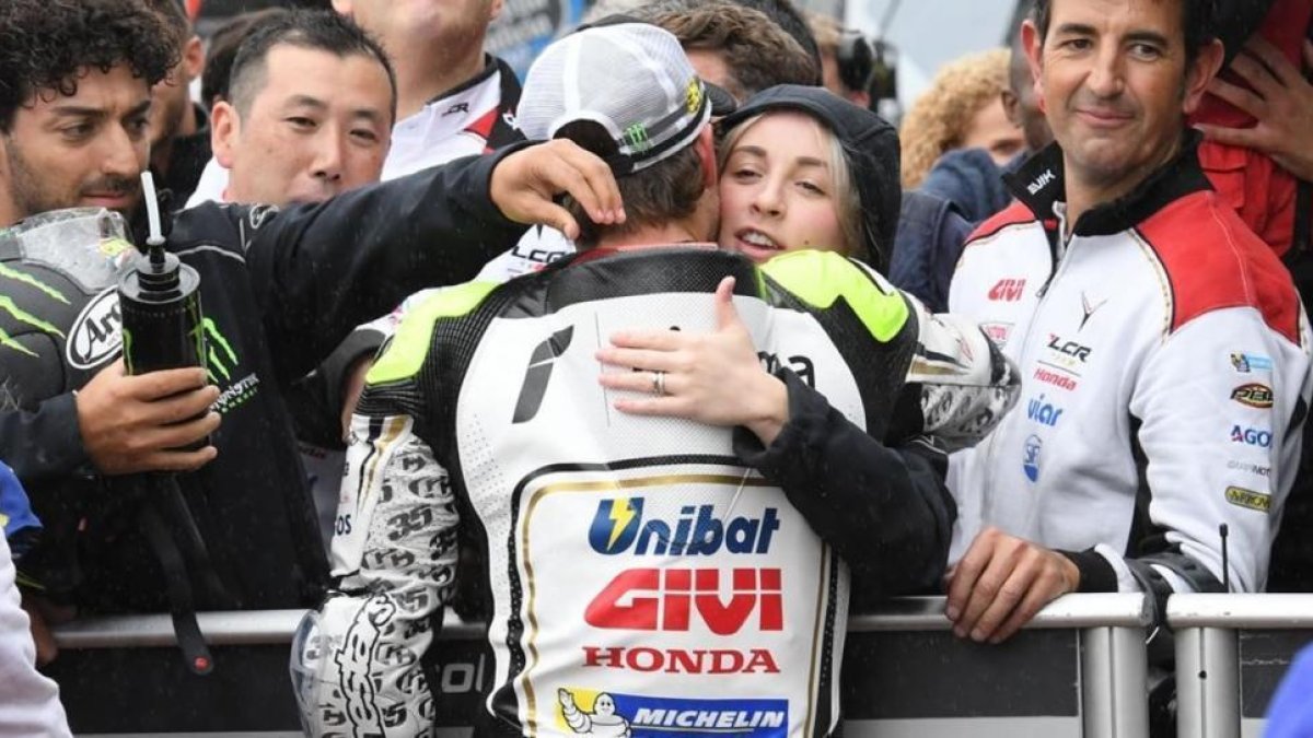 Luzy, esposa de Cal Crutchlow, felicita a su marido en el 'corralito' del GP de Inglaterra, en Silverstone.-MARCO GUIDETTI