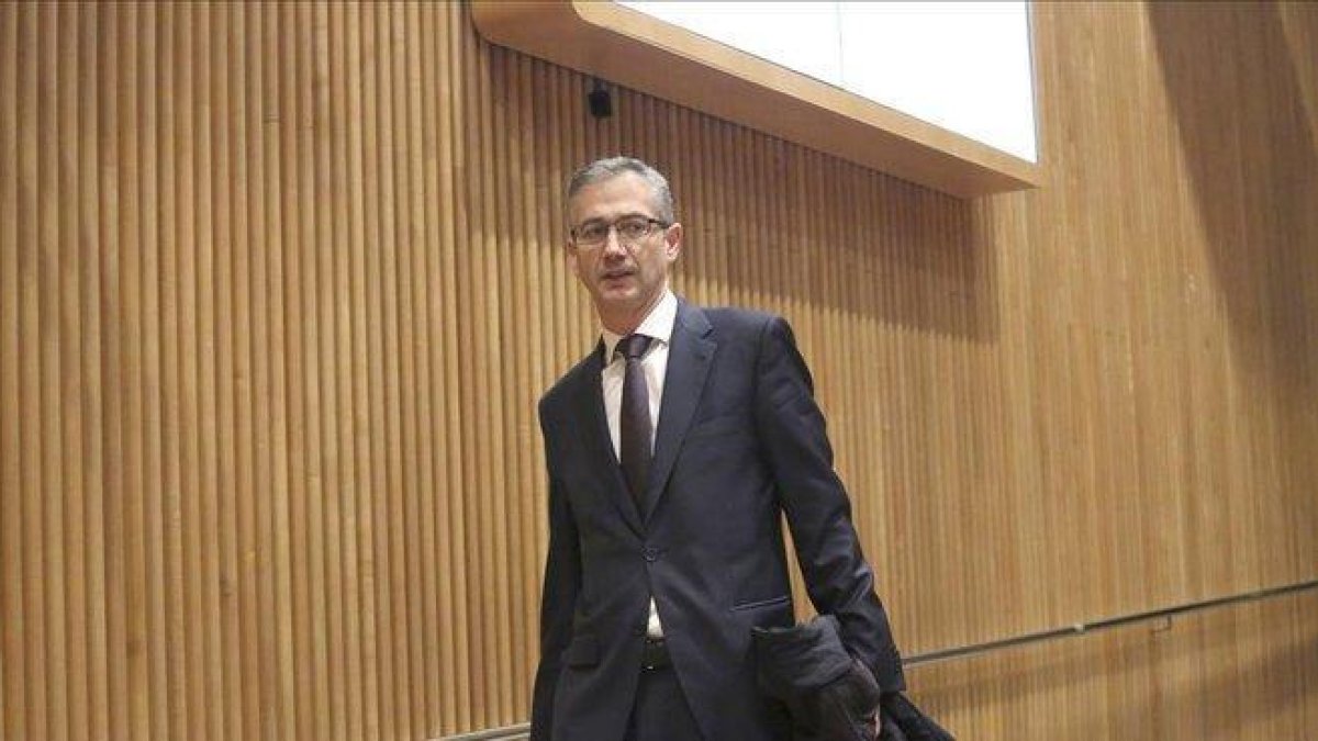 El gobernador del Banco de España, Pablo Hernández de Cos, antes de participar en una comparecencia en el Congreso de los Diputados.-