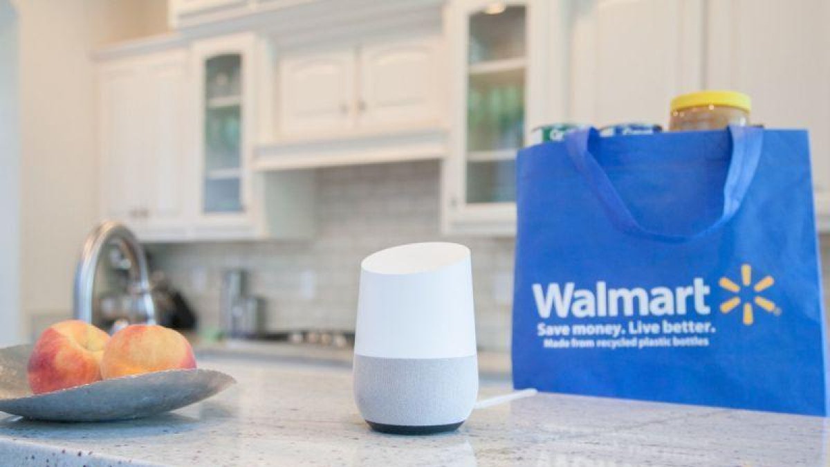 El asistente Google Home y una bolsa de Walmart.-EL PERIÓDICO