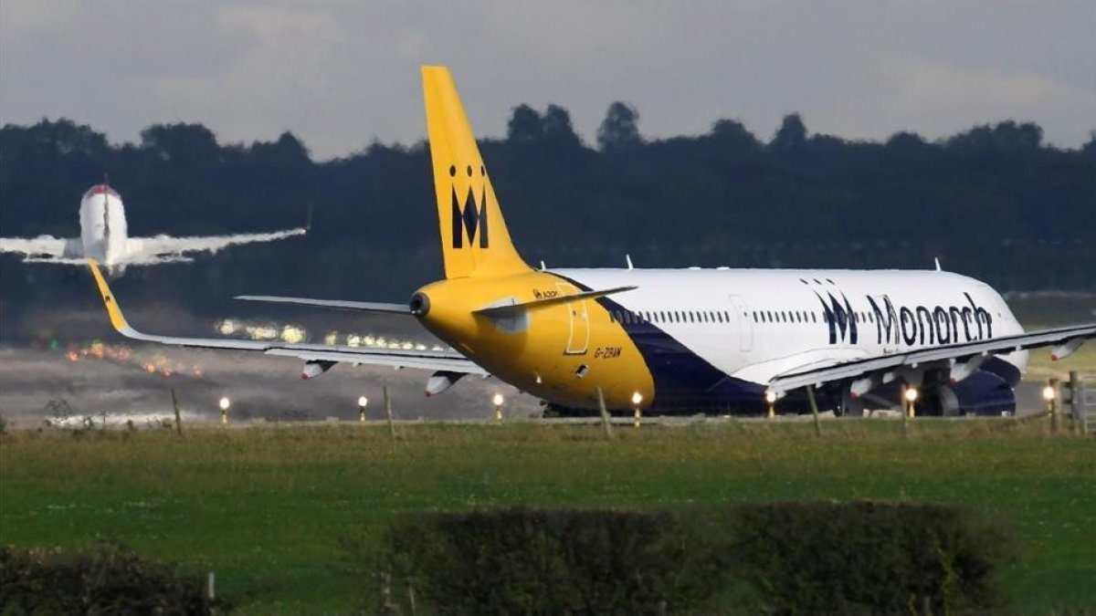 Un avión de Monarch en Gatwick.-REUTERS / TOBY MELVILLE