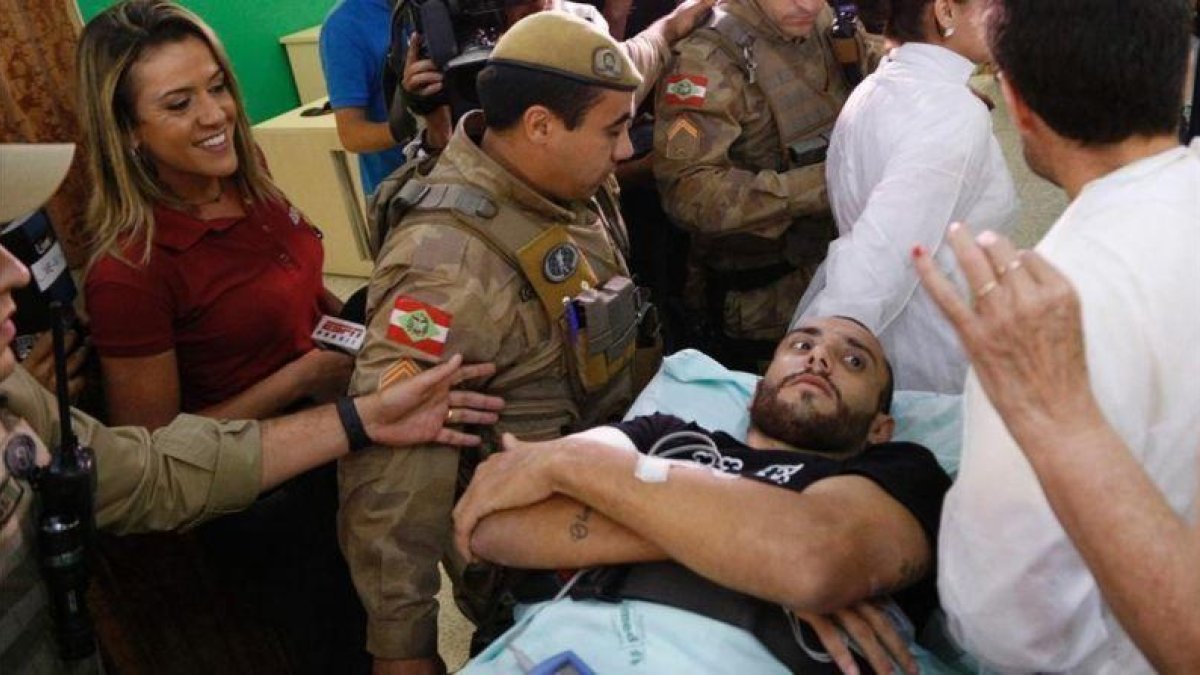 Alan Ruschel, a su llegada al hospital de Chapecó, el pasado día 13.-AFP / MÁRCIO CUNHA