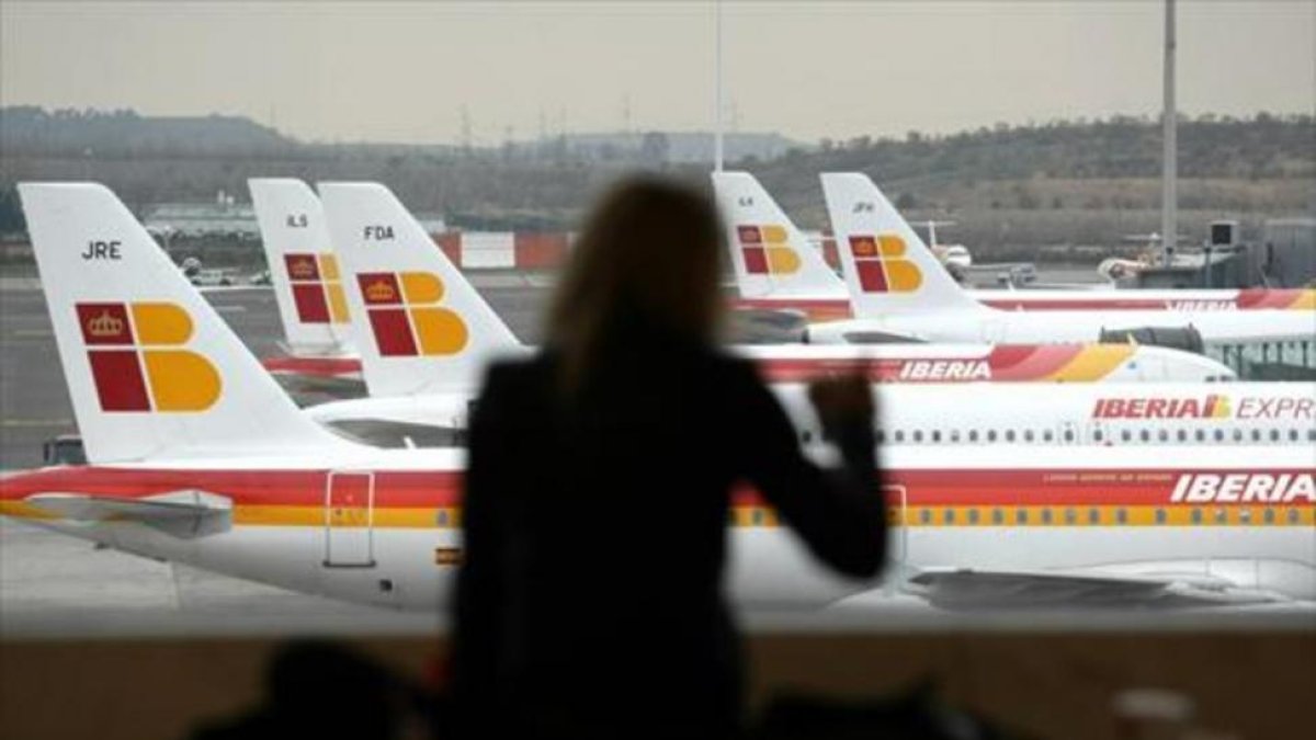 Aviones de Iberia, en el aeropuerto de Madrid.-DAVID CASTRO