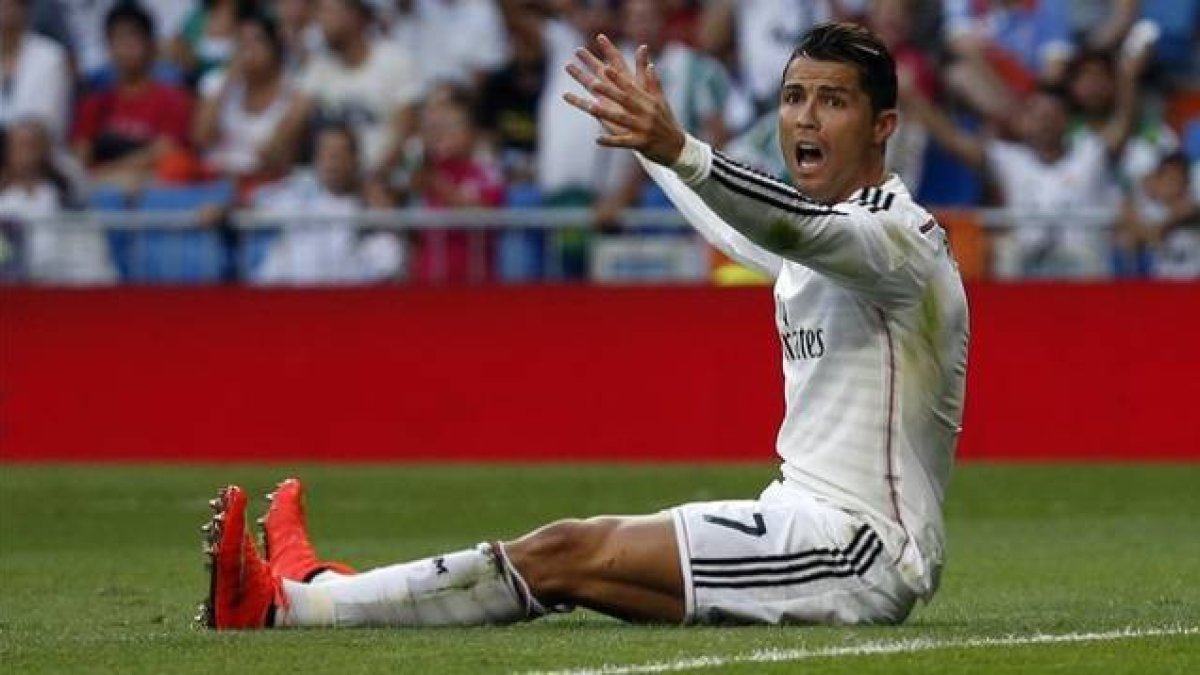 Ronaldo se queja al árbitro durante el partido ante el Córdoba en el Bernabéu.-Foto: REUTERS / SERGIO PÉREZ