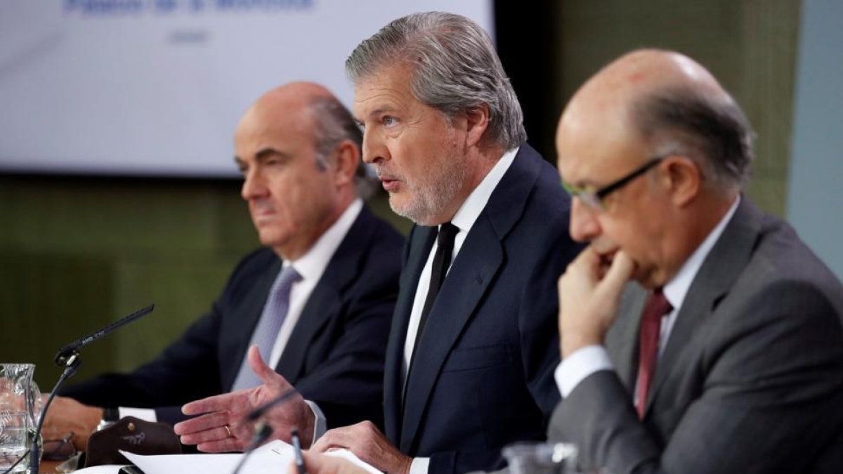 El portavoz del Gobierno, Íñigo Méndez de Vigo (centro), junto a los ministros de Economía, Luis de Guindos, y de Hacienda, Cristóbal Montoro, durante la rueda de prensa posterior a la reunión del Consejo de Ministros.-/ CHEMA MOYA (EFE)