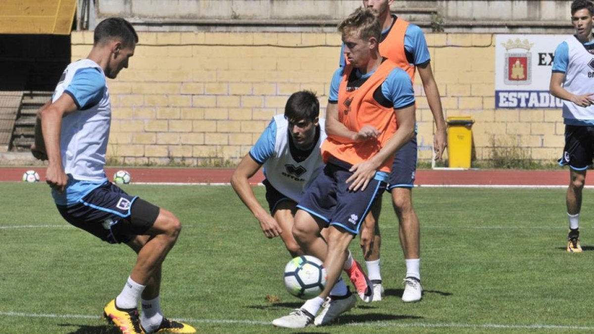 Varios jugadores del Numancia durante un entrenamiento de esta semana.-VALENTÍN GUISANDE