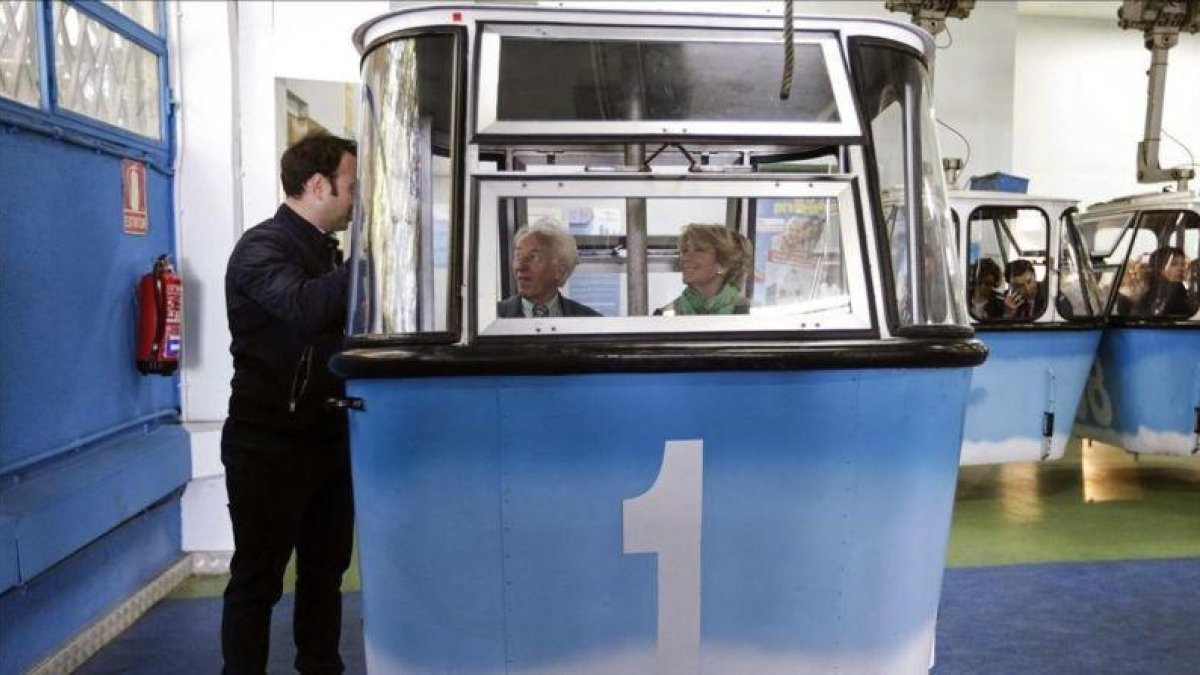 Esperanza Aguirre y Albert Boadella, en el teleférico de Madrid, en el 2015.-EFE / CARLOS IGLESIAS