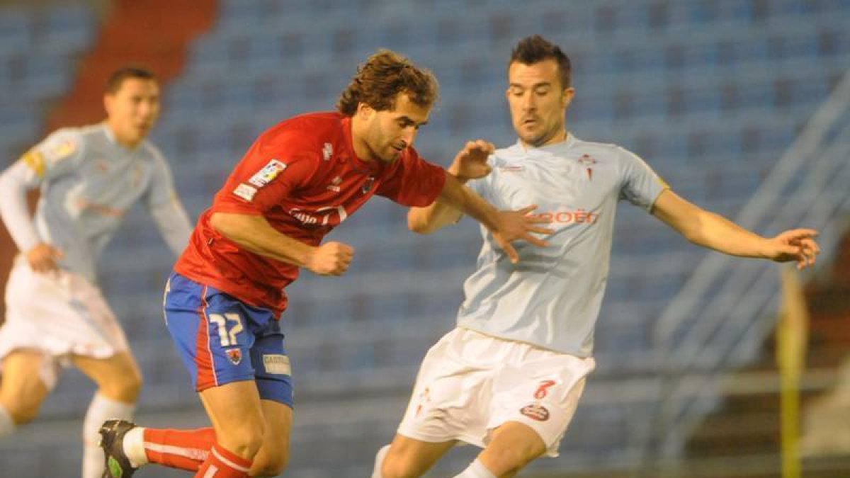 Barkero tuvo la ocasión más clara para los rojillos al enviar un balón al palo con empate a cero. / ÁREA 11-