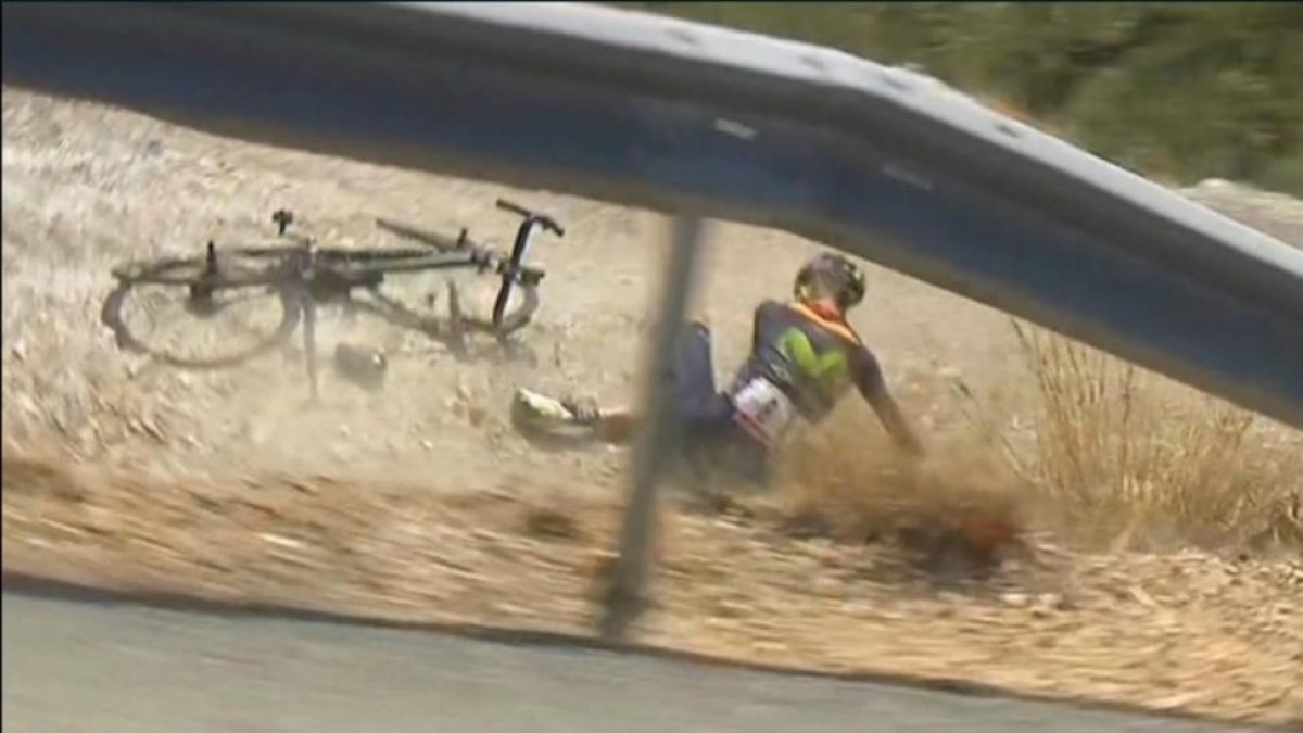 El ciclista del Movistar se fue al suelo bajando el alto de Tollos cuando iba fugado-