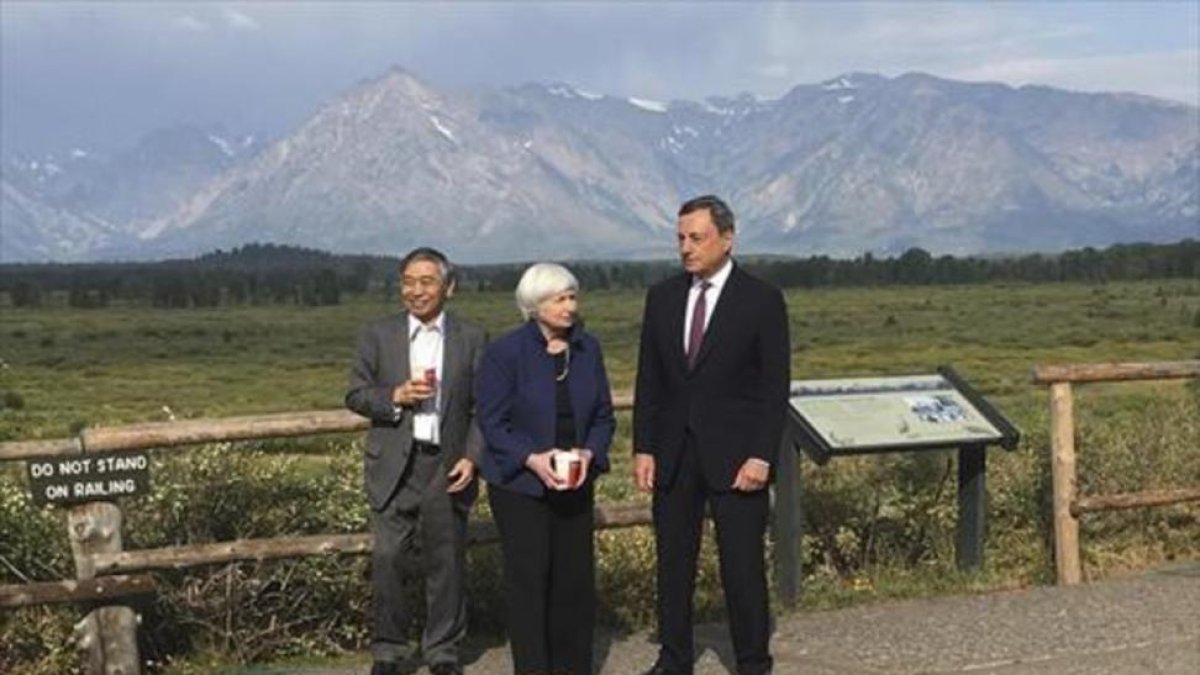 Janet Yellen (Reserva Federal), Mario Draghi (BCE) y Haruhiko Kuroda (Banco de Japón), en el reciente encuentro de Jackson Hole.-AP / MARTIN CRUTSINGER
