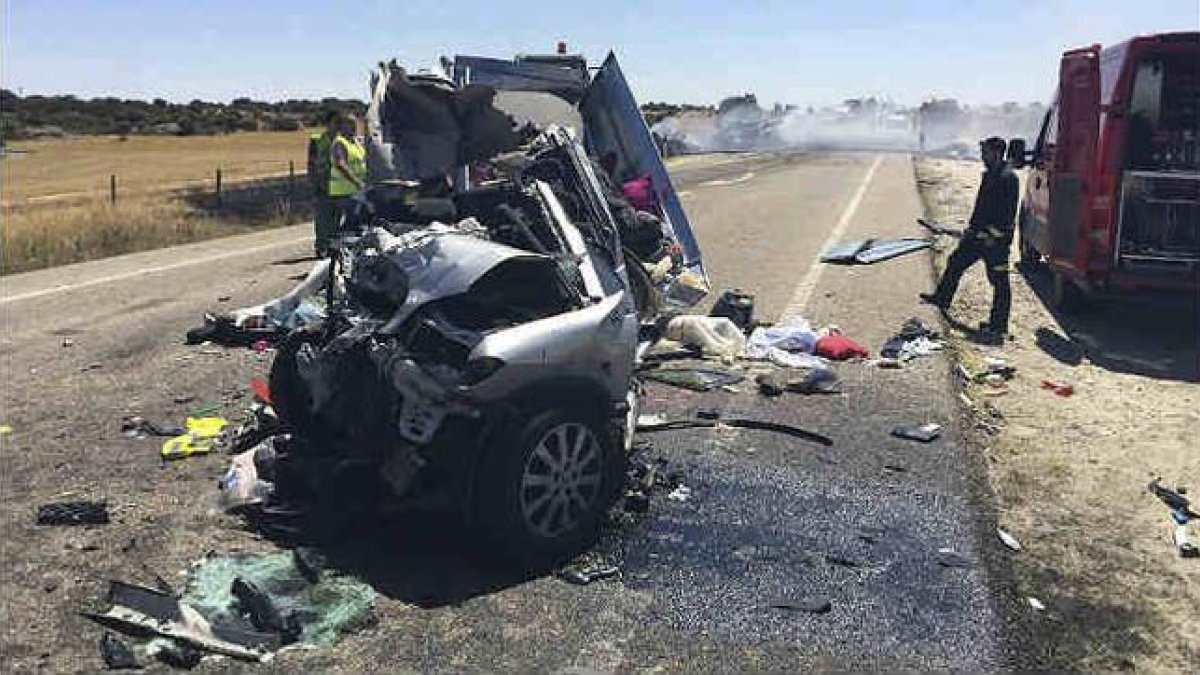 Escenario de un accidente en la carretera nacional 122 a su paso por Cerezal de Aliste (Zamora).-MARIAN MONTESINOS / EFE
