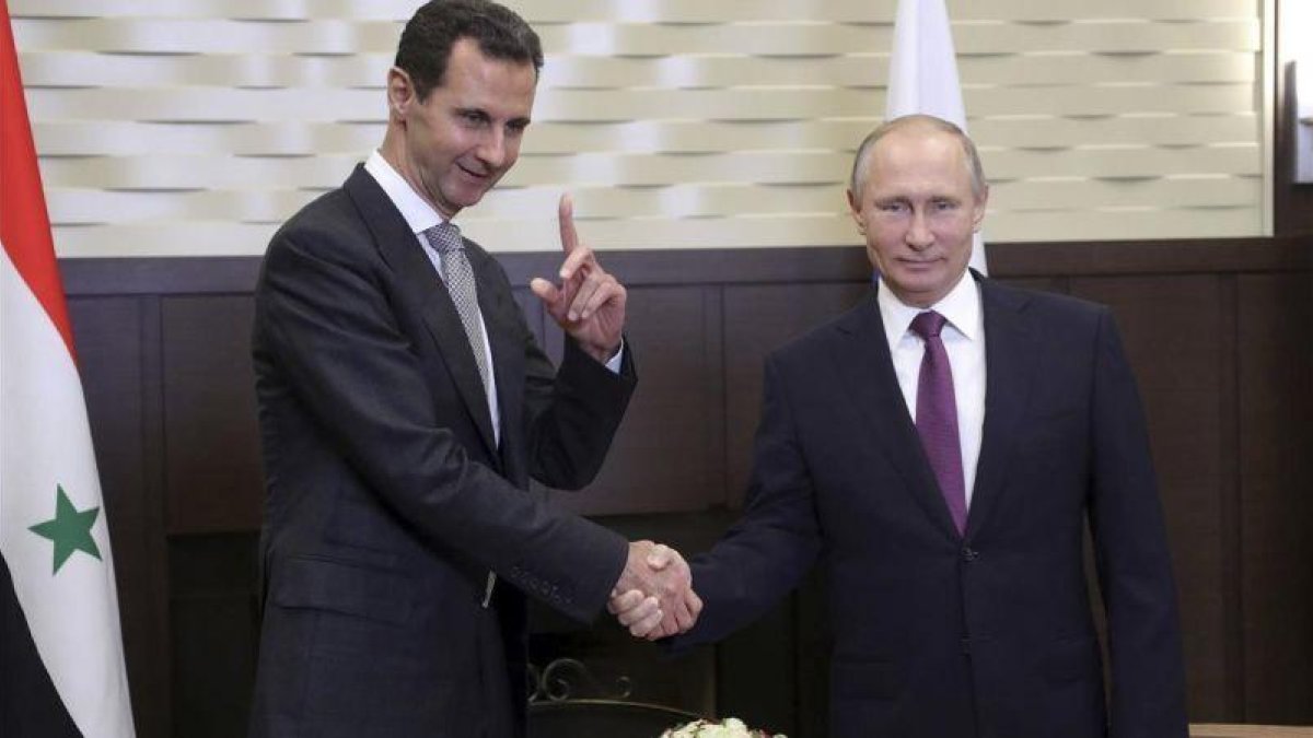 Putin (derecha) y Asad se dan la mano en su reunión en la residencia Bocharov Ruchei, en Sochi, el 20 de noviembre.-AP / MIKHAIL KLIMENTYEV