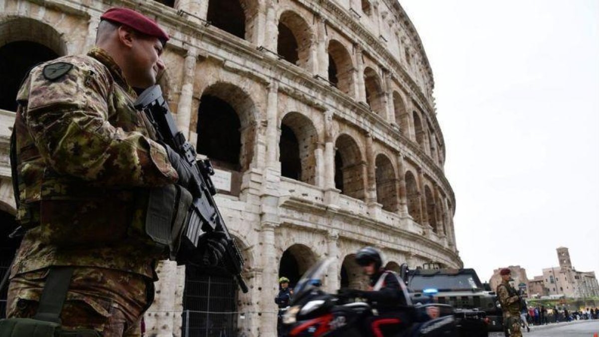 Un soldado italiano frente al Colíseo.-AFP / VINCENZO PINTO