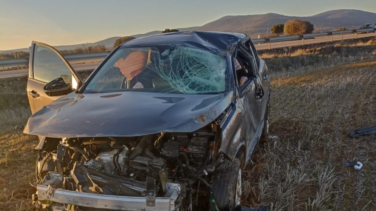 Estado en el que quedó el vehículo implicado en el accidente de tráfico en Soria. HDS