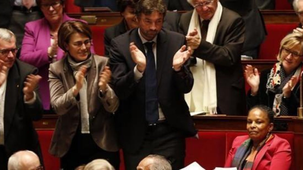 Diputados franceses aplauden a la ministra de Justicia, Christiane Taubira (derecha), antes de votar la ley, este martes en París.-CHARLES PLATIAU / REUTERS