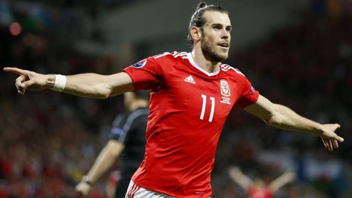 Bale celebra el 0-3 que cerró el marcador ante Rusia.-EFE / RUNGROJ YONGRIT