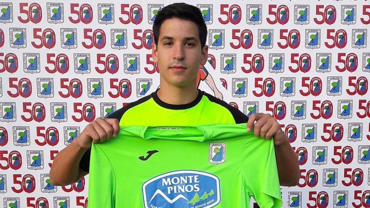 Andrew Das Neves con la camiseta del Almazán.-D.S.