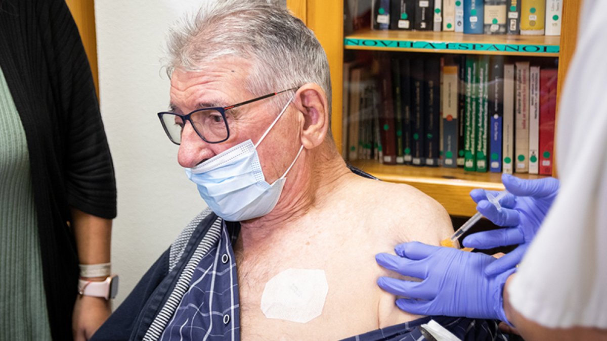 Inoculación de una tercera dosis a un residente. GONZALO MONTESEGURO