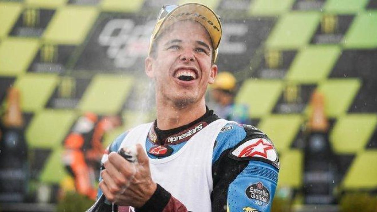 Àlex Márquez celebra, eufórico, en el podio de Brno, su quinta victoria del año.-ALEJANDRO CERESUELA