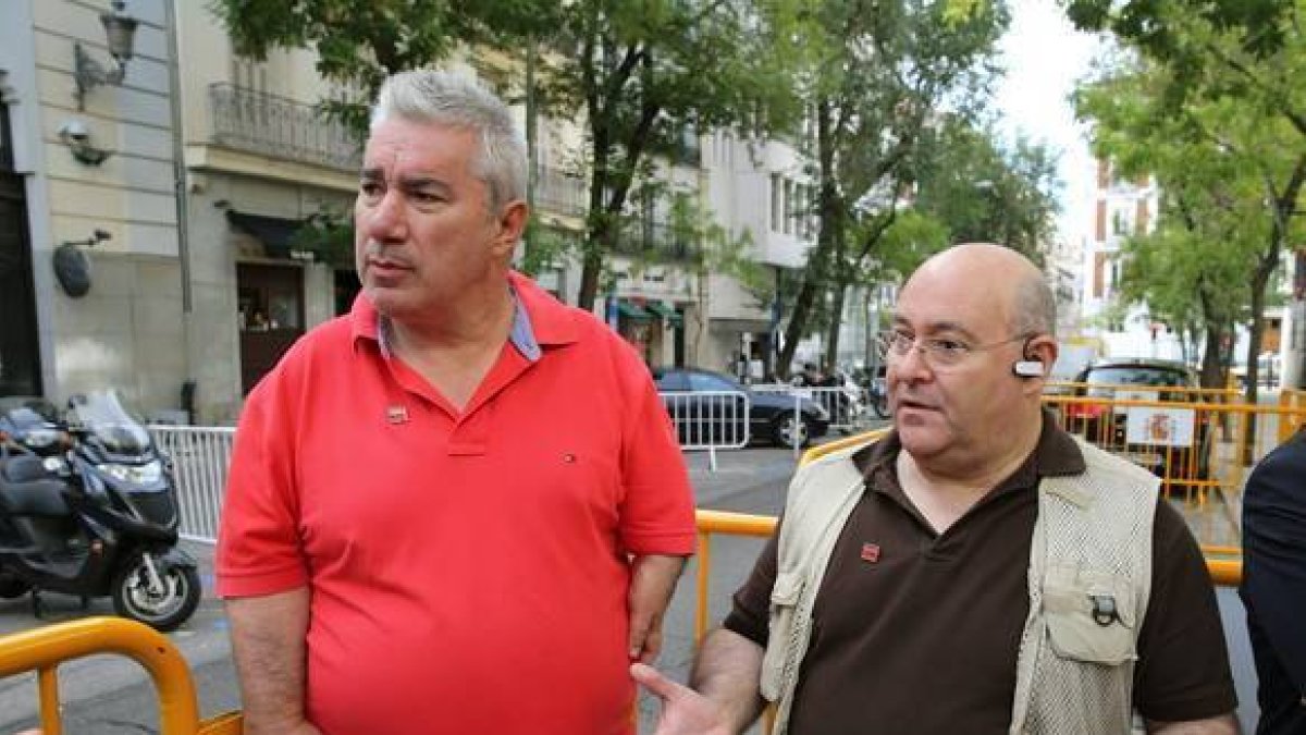 El presidente y el vicepresidente de la Asociación de Víctimas de la Talidomida en España, José Riquelme y Rafael Basterrechea, este miércoles ante el Tribunal Supremo.-EFE/MARISCAL