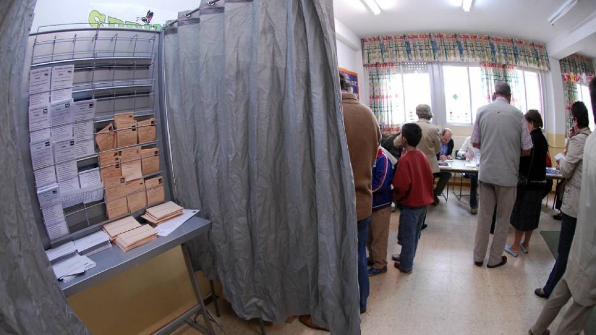 Variedad de papeletas electorales en unos comicios anteriores.-VALENTÍN GUISANDE