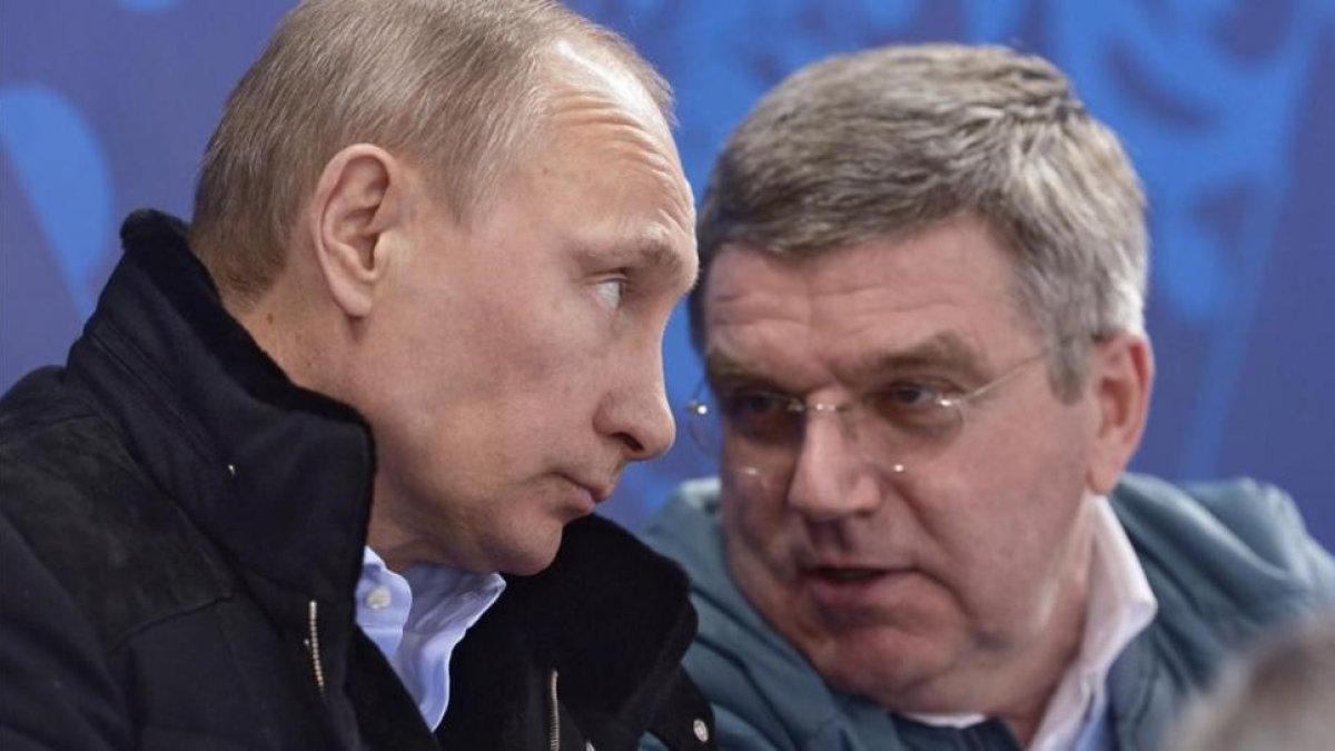 Vladímir Putin, con el presidente del COI, Thomas Bach, durante los JJOO de Sochi del 2014.-AP / ALEXEI NIKOLSKY