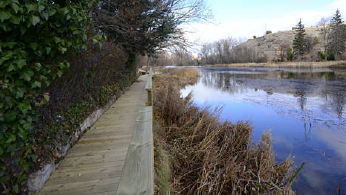 Una de las pasarelas construidas en la margen derecha del río para el paseo. / ÚRSULA SIERRA-