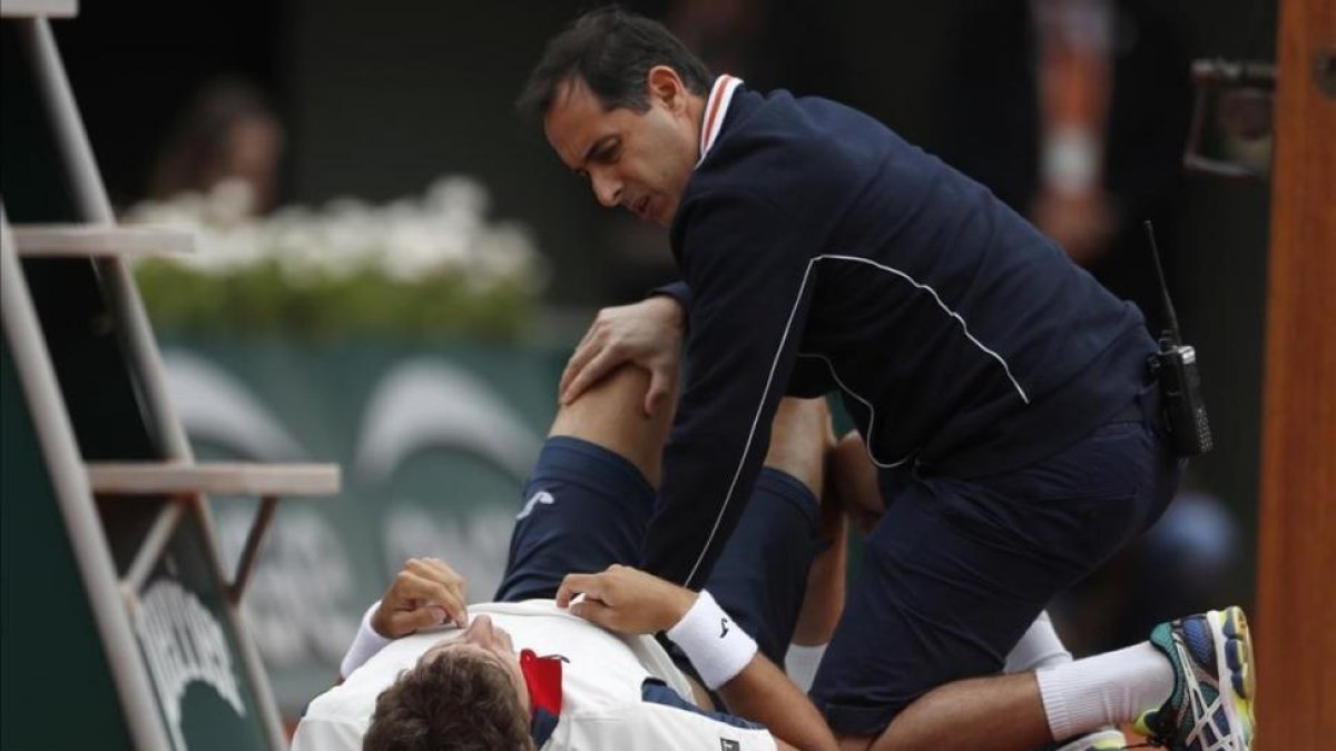 Carreño, atendido por el fisioterapeuta antes de abandonar lesionado.-PETR DAVID JOSEK