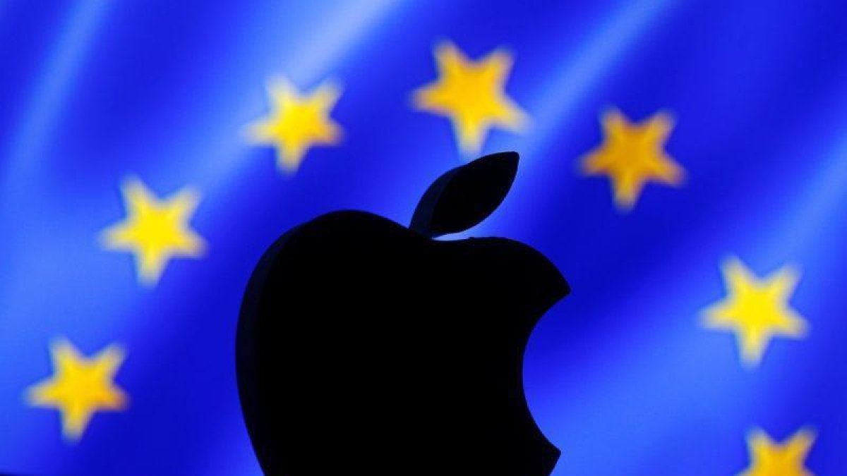 El logo de Apple en una bandera de la UE.-DADO RUVIC (REUTERS)