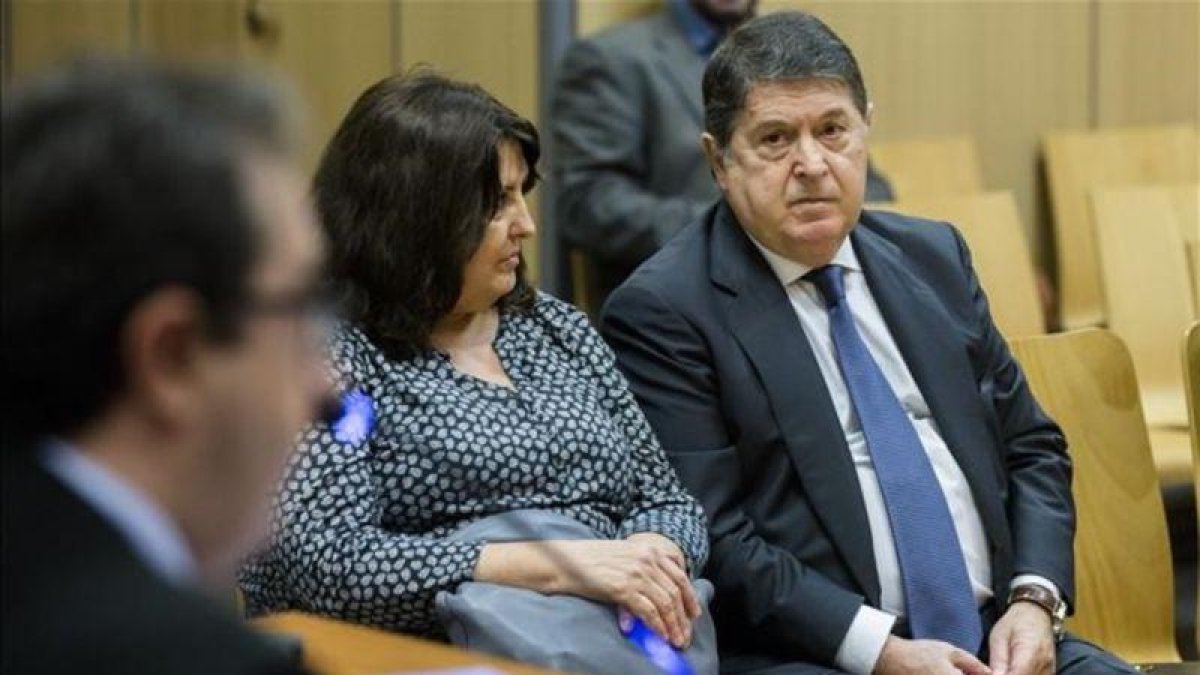 El expresidente de Bancaja José Luis Olivas, en el banquillo.-MIGUEL LORENZO