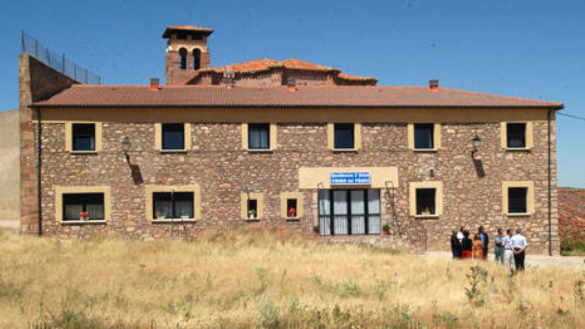 Imagen del exterior de la residencia de Retortillo. / VALENTÍN GUISANDE-