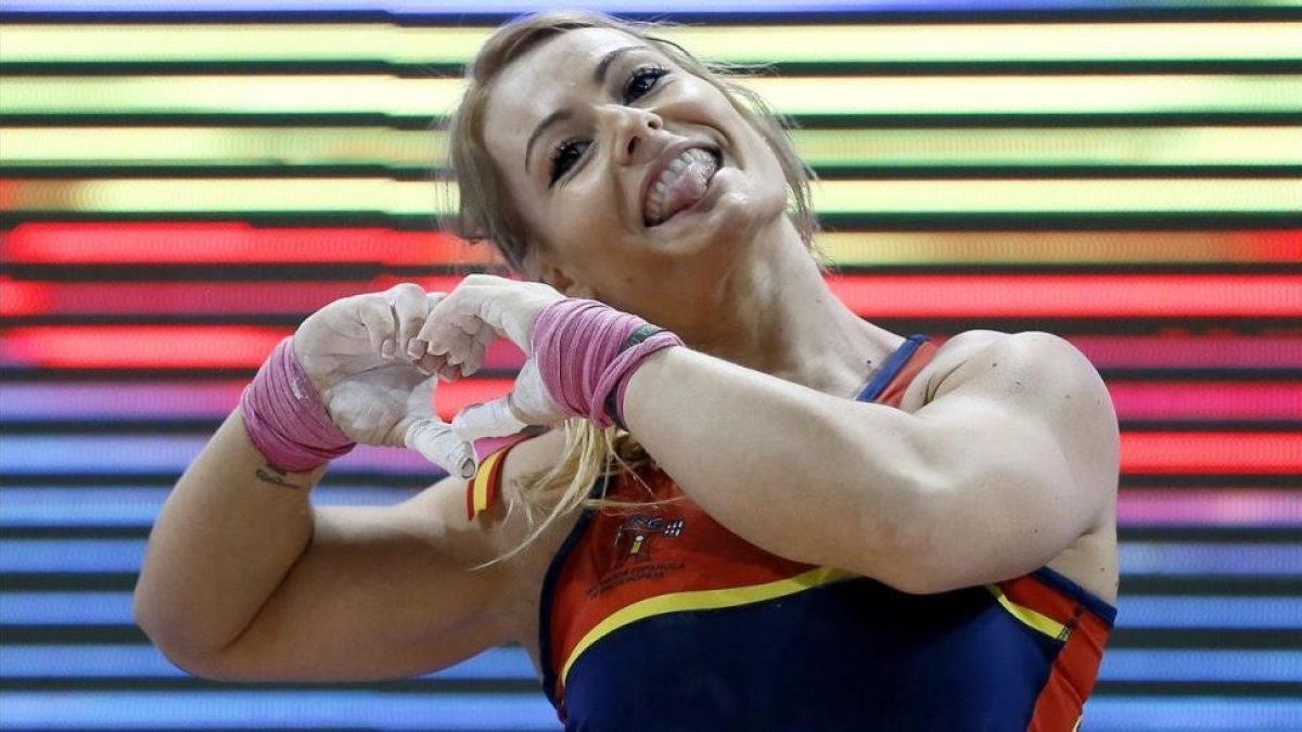 Lydia Valentín dibuja un corazón tras ganar su título europeo en Bucarest.-/ EFE / ROBERT GHEMENT