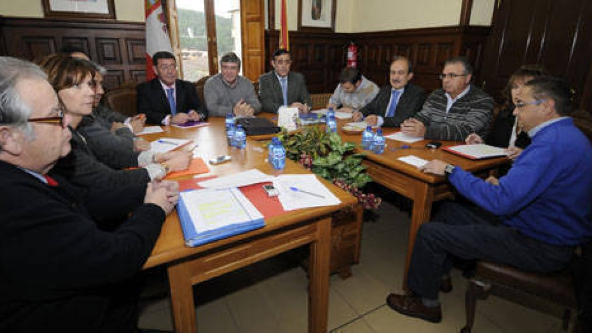 Presidentes de las diputaciones de Soria y Burgos y los alcaldes de Pinares en la reunión. / U. S. -